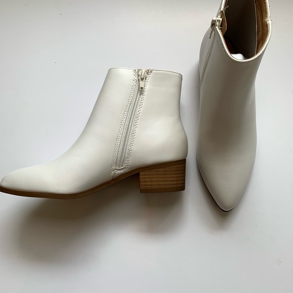 Restocked Kimbo vegan leather zipper ankle booties - Picture 4 of 5